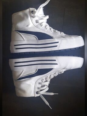 Puma White Sneakers with Black Side Stripe